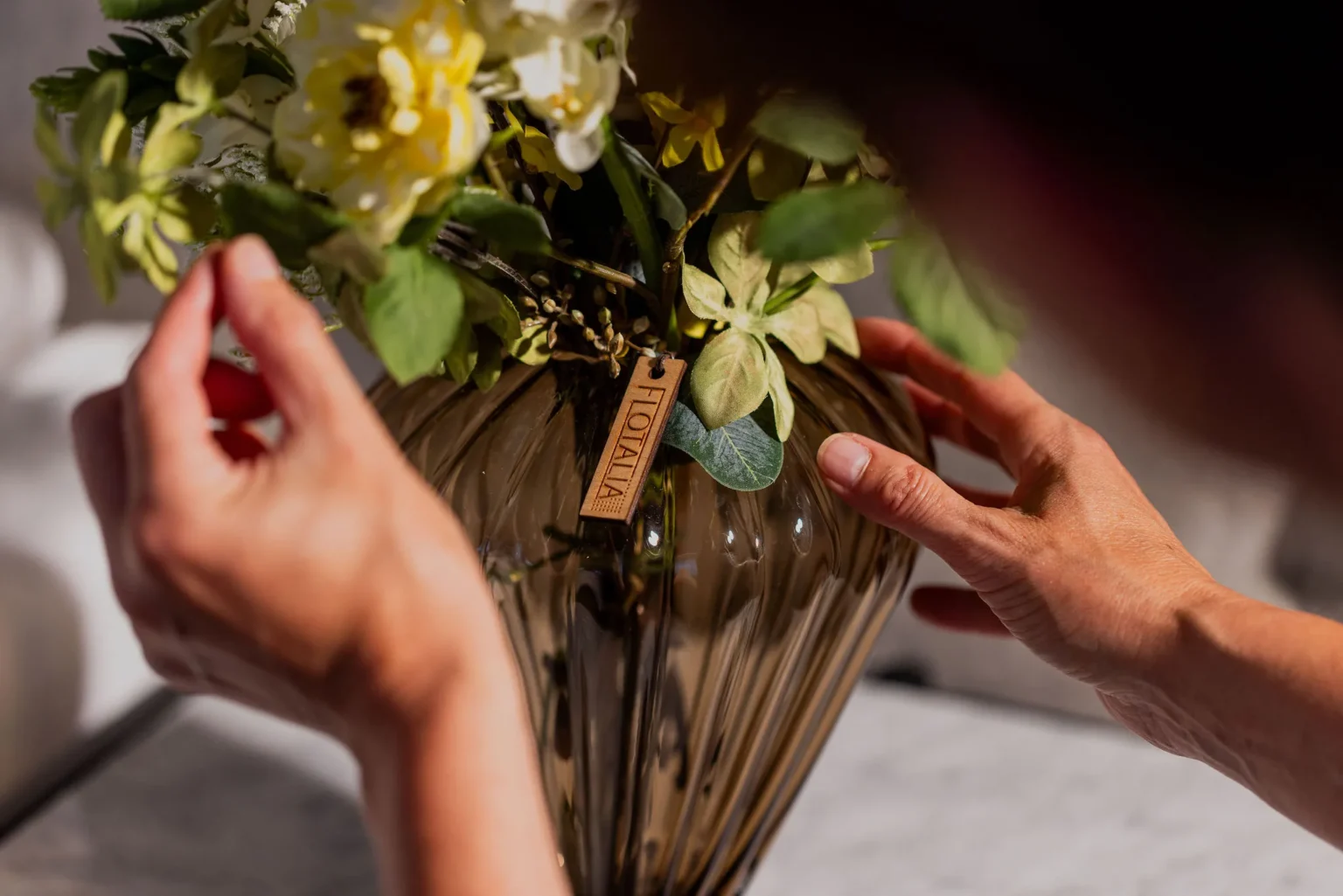 Flotalia buket med flot glasvase og etiket